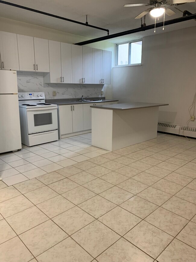 Photo - 75 John St W