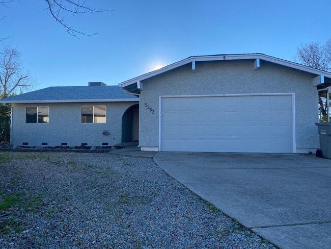 Building Photo - 3 BEDROOM 2 BATHROOM HOME IN THE PEPPERTREE SUBDIVISION