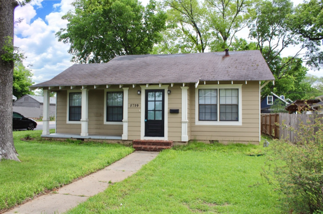Photo - 1719 N Polk St House
