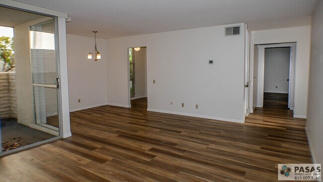 Building Photo - Spacious 1 bedroom condo in gated complex Unit A