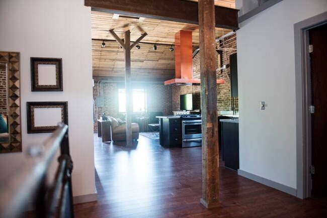 High Ceilings, large windows, hardwood floors and modern amenities. - 693 W North St Unit #2