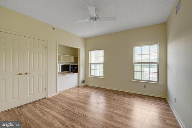 Photo - 6146 Main St