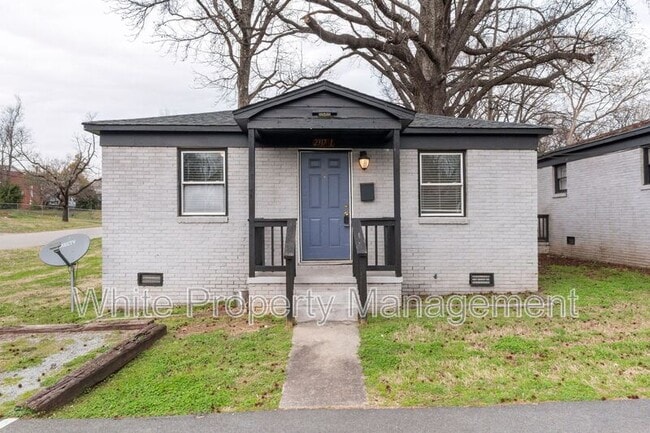 Building Photo - 2317 Julia Ave