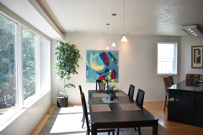 Photo - 2873 Cambridge Ln