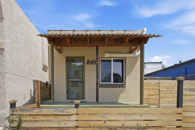 Building Photo - $2,095.95 1 bed, 1.5 bath Home in Denver with Basement and In Unit Laundry!