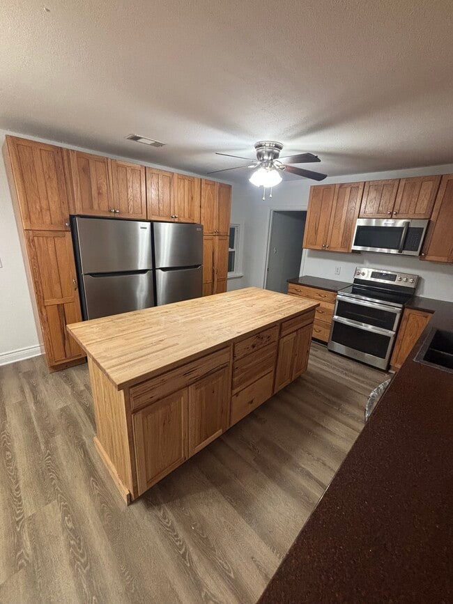 Photo - 2218 Saunders St