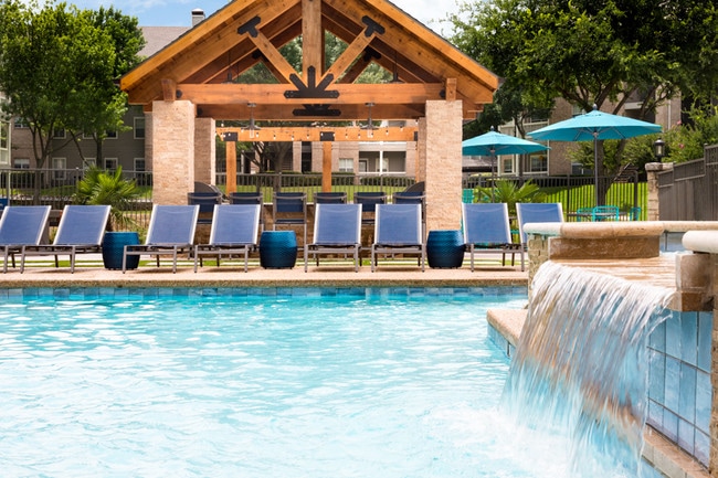Outdoor cabana with built-in kitchen - Villas At Stonebridge Ranch Apartments