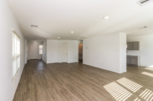 Photo - 310 Pickwick Gdns Ln