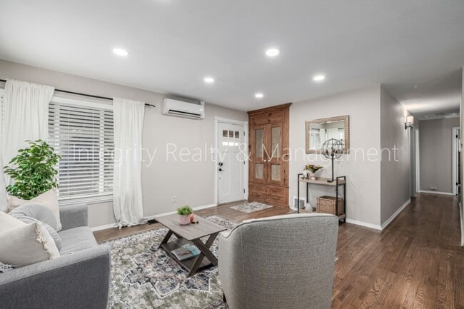 Photo - 3200 S Grape St