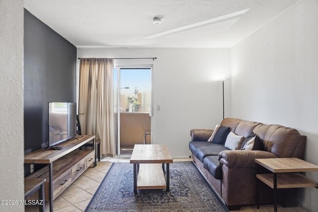 Building Photo - 1810 E Blacklidge Dr Unit 416