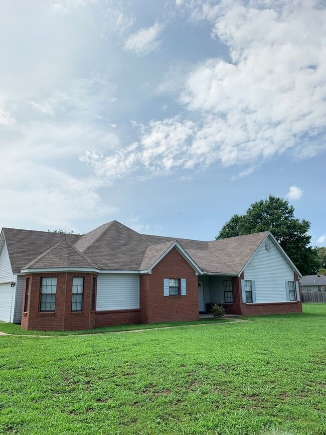 Photo - 3Bed/2Bath Home/Corner Lot/2 Car Garage an...