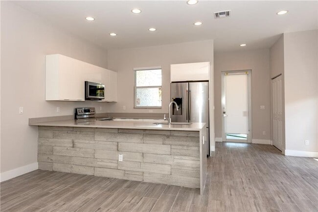 Building Photo - 1105 NE 2nd Ave