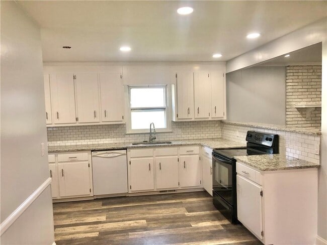 Photo - 213 Oxmoor Dr