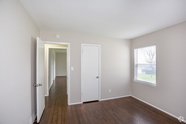 2BR, 2BA - 900 SF - Roseland Court Luxury Duplexes