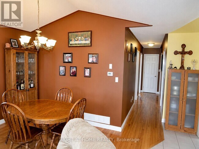 Photo - 62 Highland Rd W