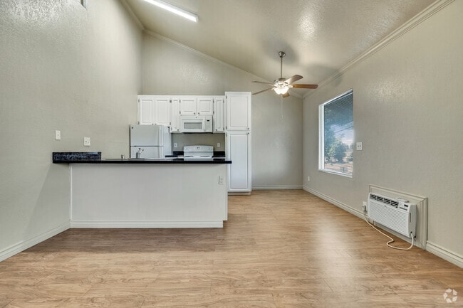 1BD, 1BA 625SF Living Room