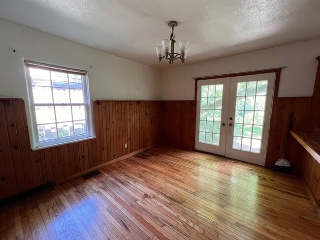 Photo - Cozy 2 bedroom Home on Muscatine Ave in Iowa City