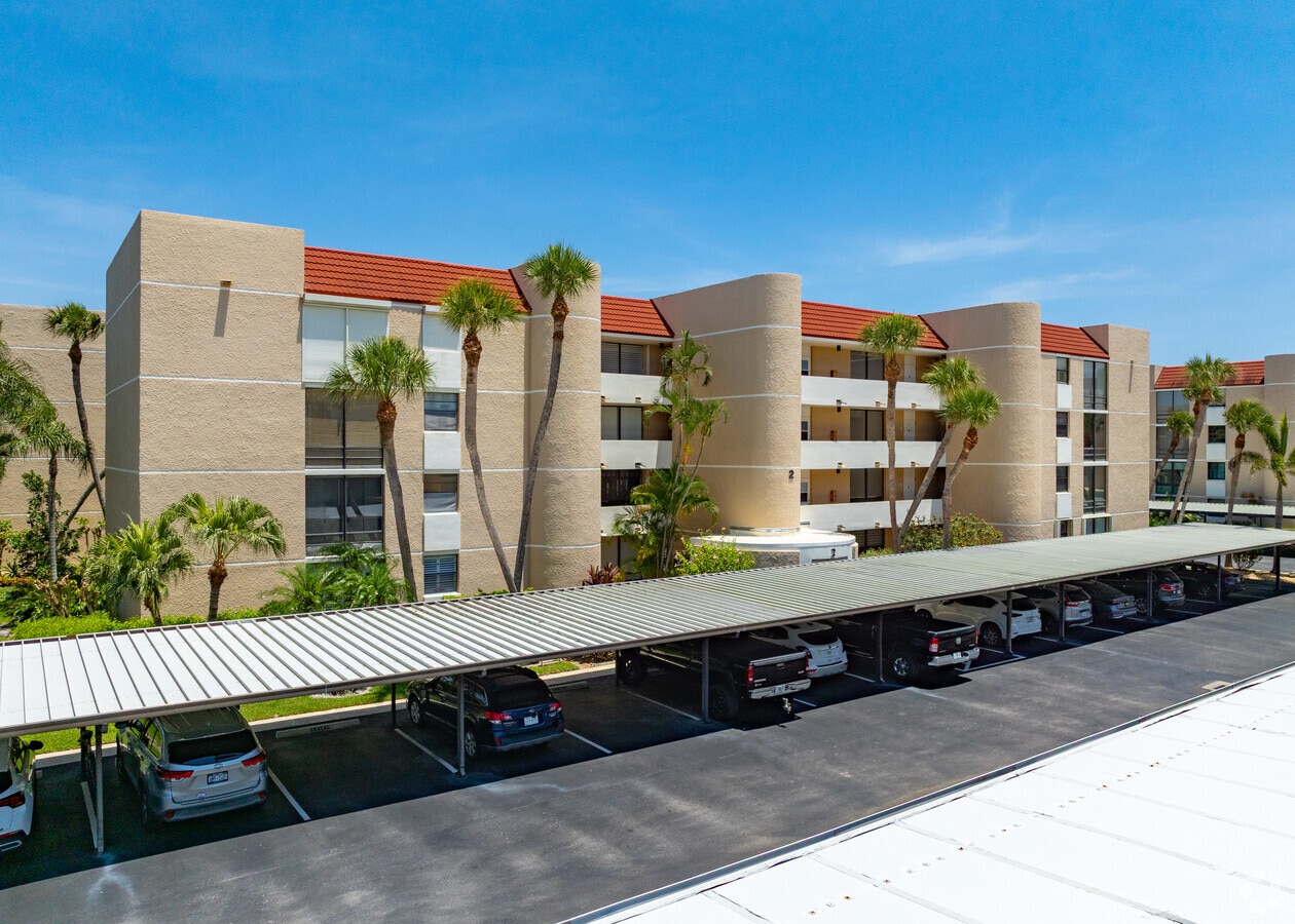 3382-3492 NE Causeway Blvd. Jensen Beach, FL 34957 - Fairwinds Cove Apartamentos