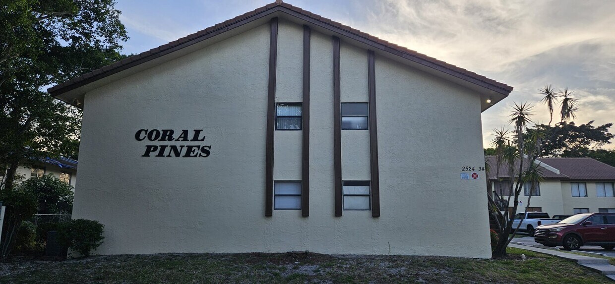 Photo - 2542 Riverside Dr (Coral Springs, FL)