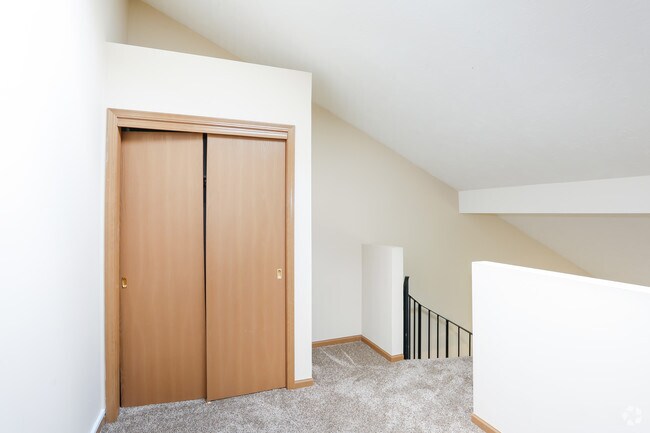 2BR, 2BA - 1038 SF