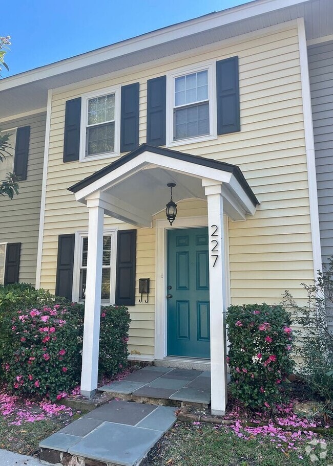 Building Photo - Available 8/6. Great 2 BR/1.5 BA Townhome ...