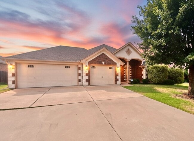 Building Photo - AVAILABLE NOW!