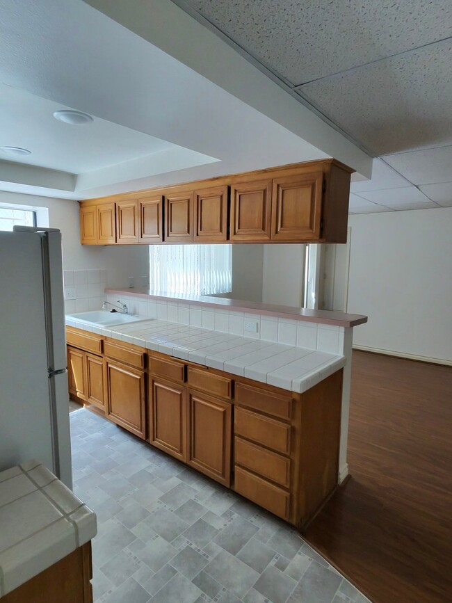 Photo - 121 S Swall Dr