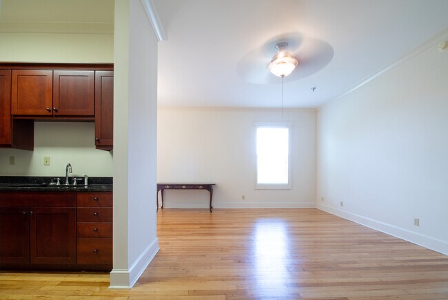 1 Bedroom / 2 Bath / 1000 sq ft apartments - Hunt-Phelan Apartments
