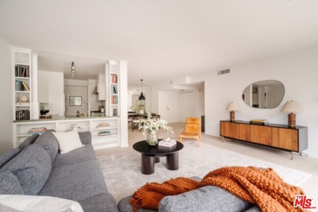 Photo - 8787 Shoreham Dr Unidad 403 Rental