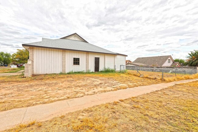 Photo - 102 St Pierre Ln