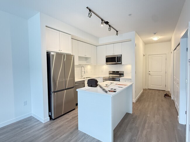 Photo - 15733-15785 85 Ave