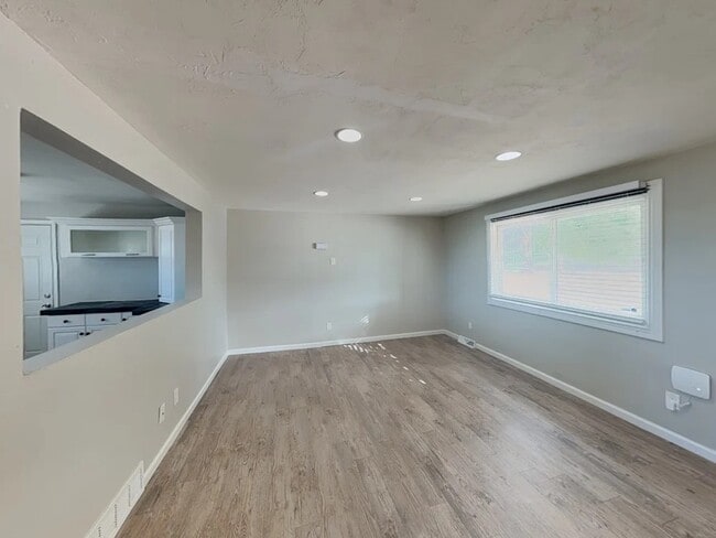 Photo - 388 Helena Cir