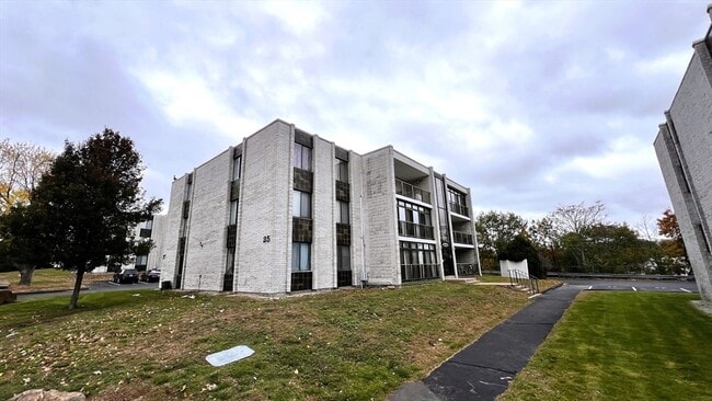 Building Photo - 25 Skyline Dr Unit 10