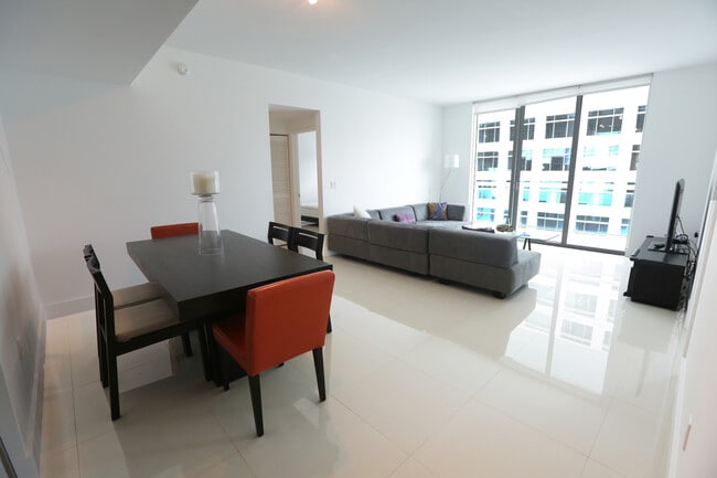 Building Photo - 950 Brickell Bay Dr Unit 1404 Rental