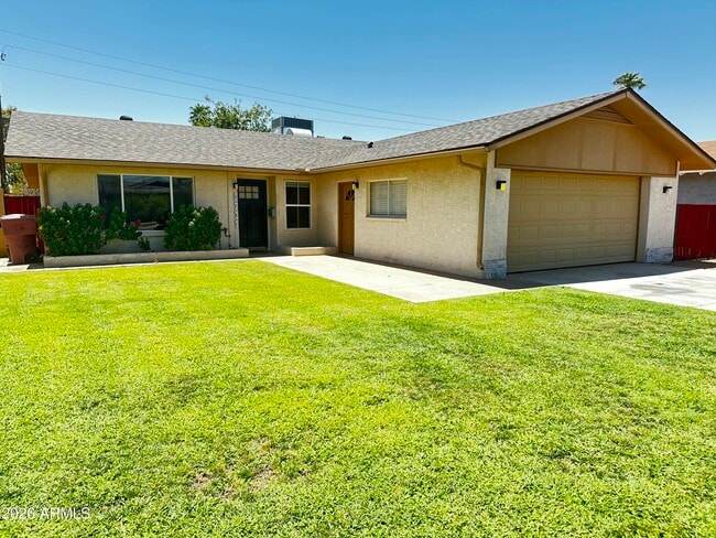 Building Photo - 8737 E Jackrabbit Rd