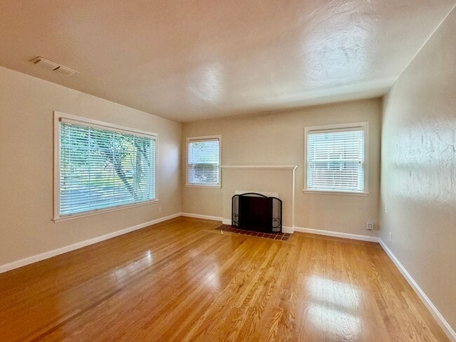 Photo - NOW AVAILABLE - CLASSIC BUNGALOW IN LANDLPARK, 3 BED, 2 BATH