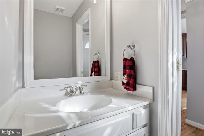 Photo - 43861 Laburnum Square