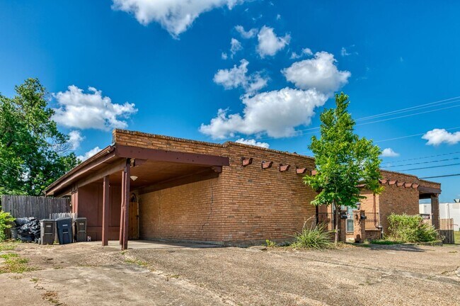 Building Photo - 5302 Wonder Dr Unit 5302 Wonder Drive