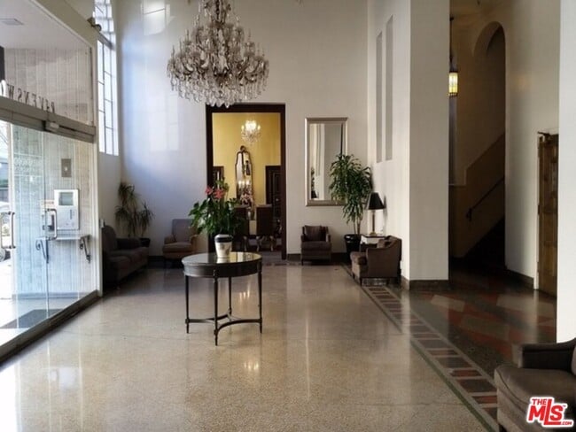 Building Photo - 570 N Rossmore Ave Unit 400