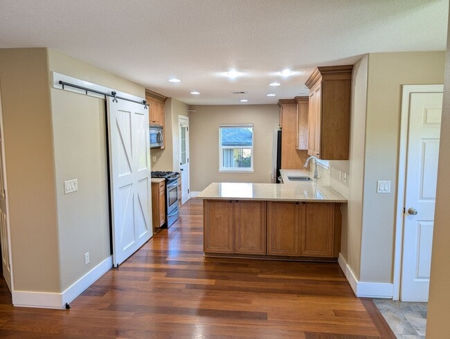 Building Photo - Serene Multnomah Village Living with Gener... Rental