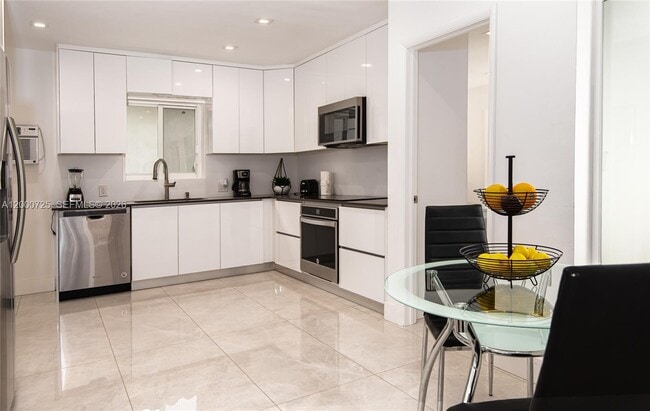 Photo - 2555 NE 202nd St