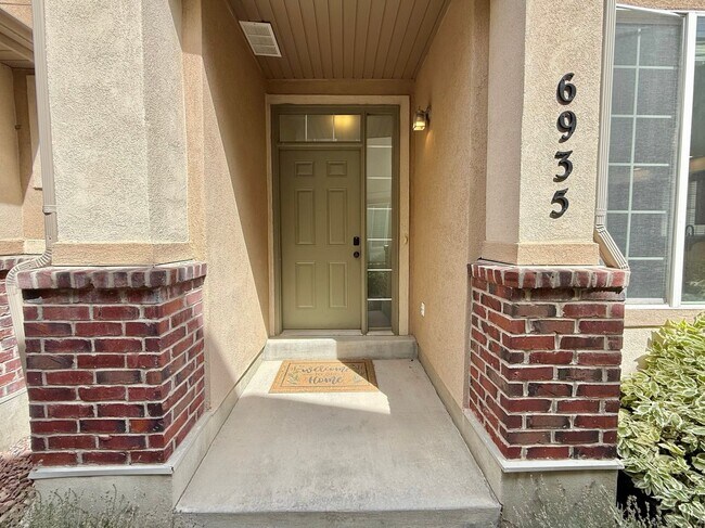 6935 Traveler Ln