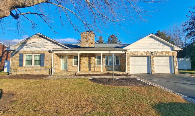 Building Photo - 3 Bed / 1-1/2 Bath Single Family Home w/2-car garage