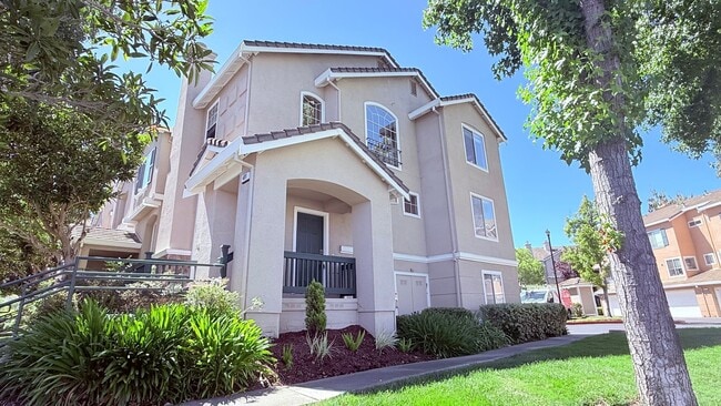 Building Photo - Bright and Airy 3BD/2.5BA Townhouse in Shadowhawk Community, Danville- Available NOW!