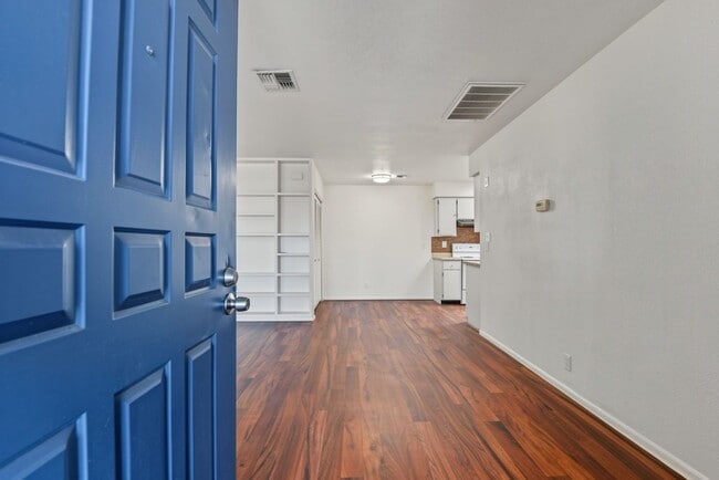 9007 W Elm St