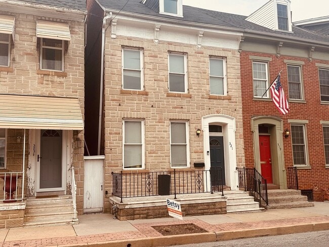 Building Photo - 321 W Princess St Rental