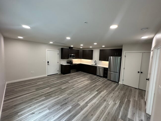 Photo - 290 Madison Ave N Unidad 202