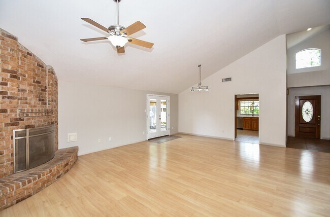 Photo - 15803 Lakedale Dr