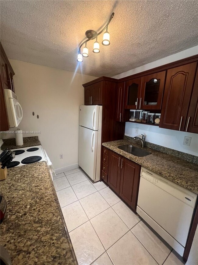 Building Photo - 10765 SW 108th Ave Unit 204
