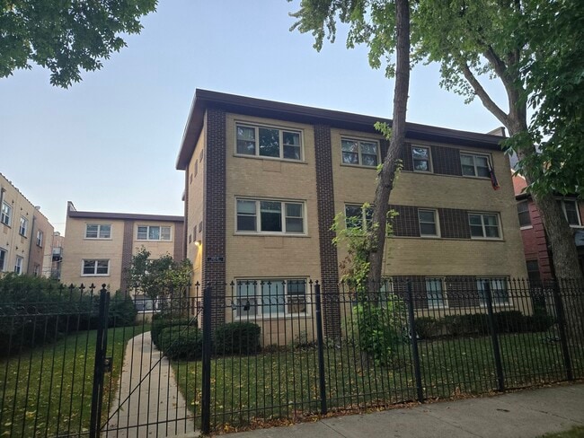 Building Photo - 1700-2 Chase St Unit 2W